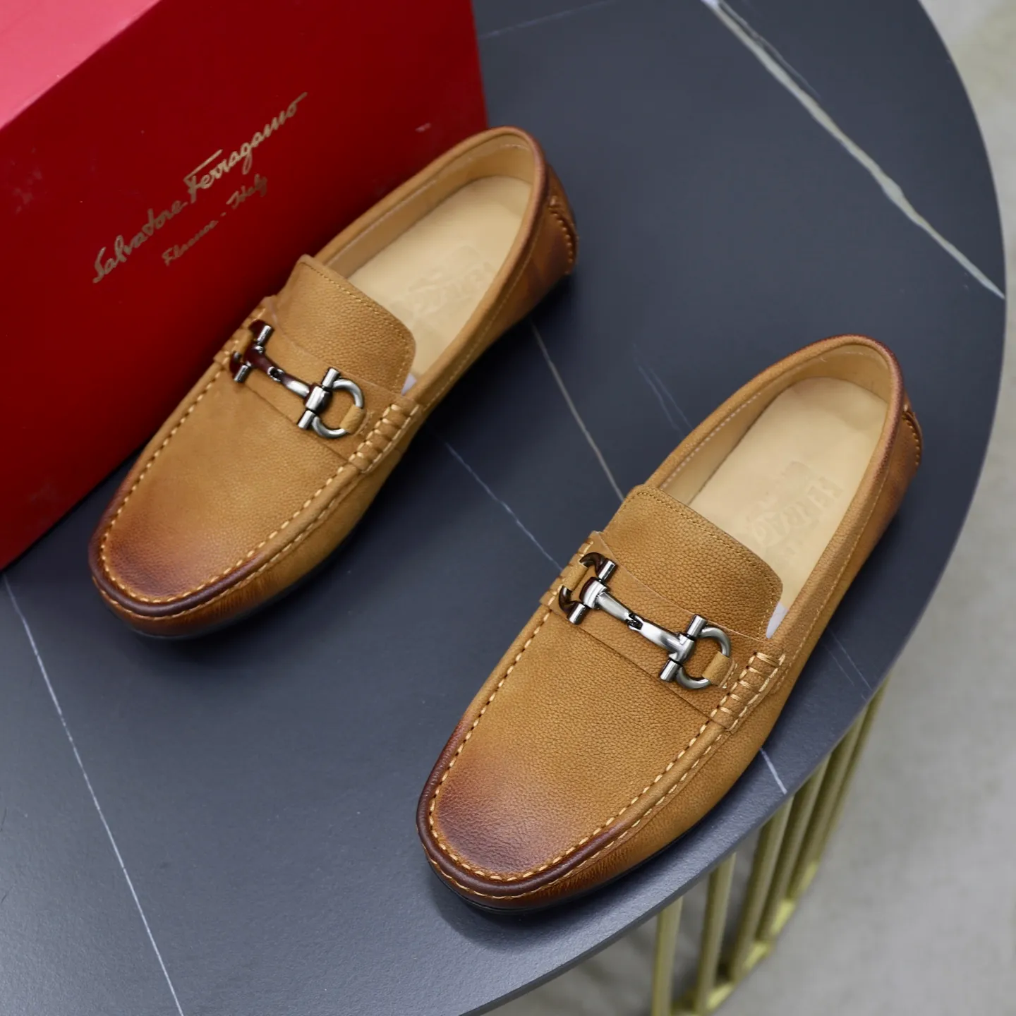 Men's men's shoes 💰462💰🙅‍♂️🙅‍♂️🙅‍♂️Niuli Brand: Ferragamo Standard code: Men's code 38/44 (45 customized) Grade: Same style as the official website Material: Original imported cowhide leather lining Original wear-resistant lightweight outsole Style category: Men's casual slip-on shoes Doudou shoes Noble luxury brand elements, top luxury color: actual picture color